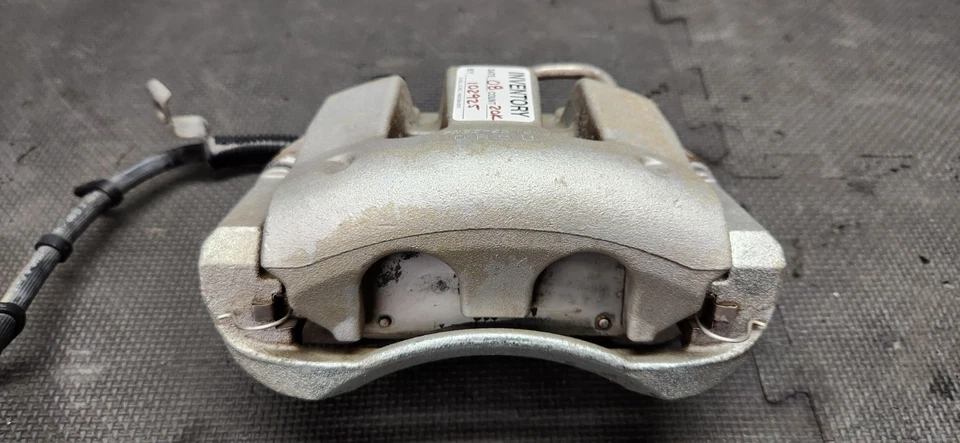 Комплект суппортов переднего тормоза 2005-2009 Ford Mustang GT - OEM - Изображение 2 из 4