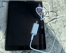 Apple iPad 5th Gen. 32GB, Wi-Fi, 9.7in - Silver