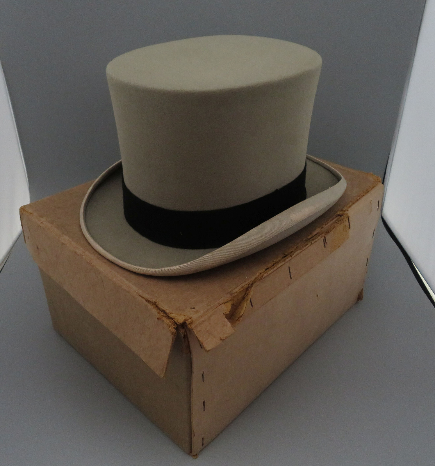 GREY TOP HAT BY HERBERT JOHNSON LONDON BY APPT HATTERS TO LATE KING