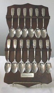INTERNATIONAL SILVER BICENTENNIAL  13 COLONIES SPOONS & DISPLAY 1976-1976