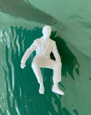 Original MRRC / Monogram sitzender männlicher Zuschauer unbemalte Figur