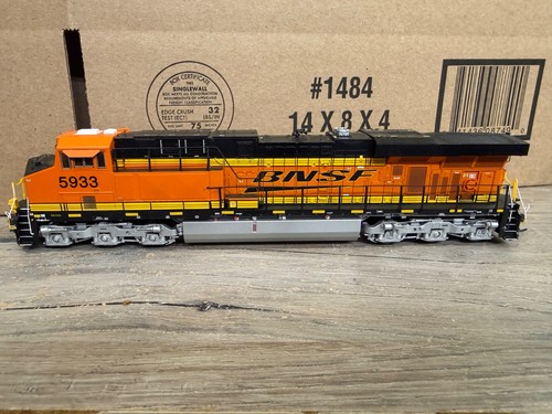 HO InterMountain ES44AC BNSF #5933 Nueva imagen GEVO luces de zanja probadas funciona muy bien | Condition: Used