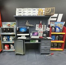 Una Donna Che Cammina Lungo Una Strada Di Ciottoli Accanto A Un'auto