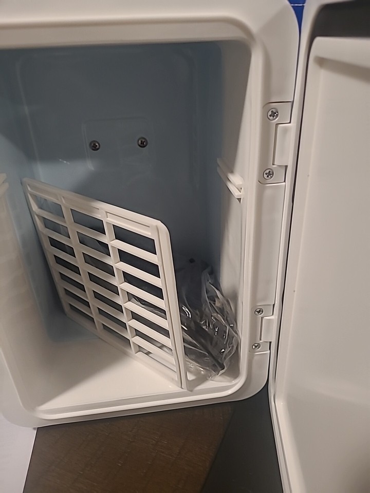 BUD LIGHT Mini Fridge 6 Can/4 Liter Capacity Mini Beverage Cooler