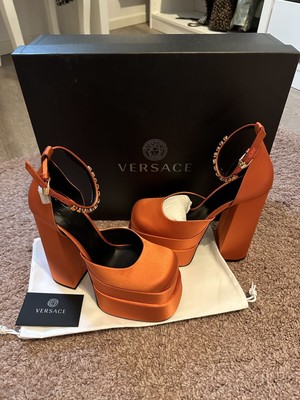Versace Plateau-Pumps Medusa Aevitas mit Schmucksteinen 