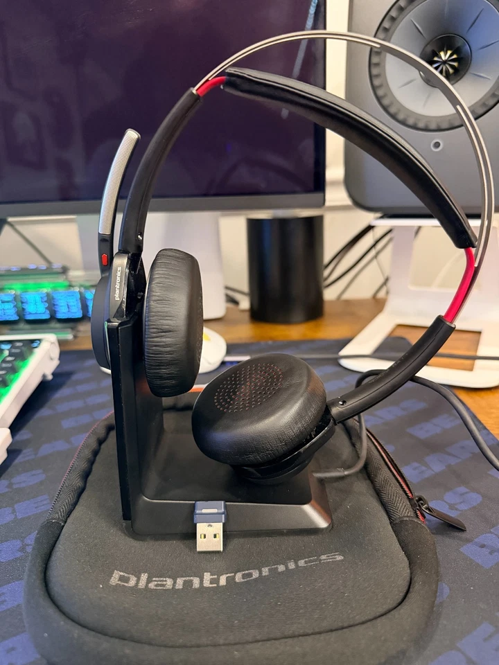 Plantronics Poly Voyager Focus UC B825 Wireless Headset w/upgraded bt700 dongle - Image 4 of 4