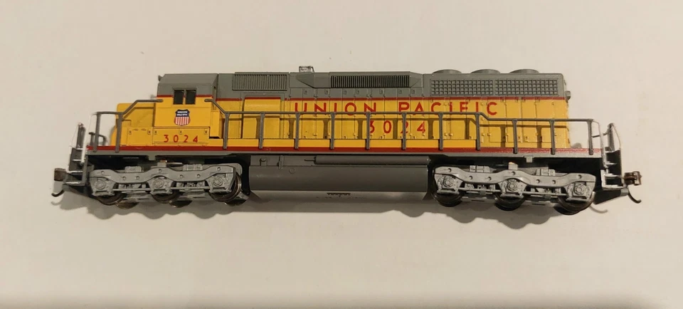 Kato N scale Union Pacific SD40 diesel locomotive - Image 3 of 4