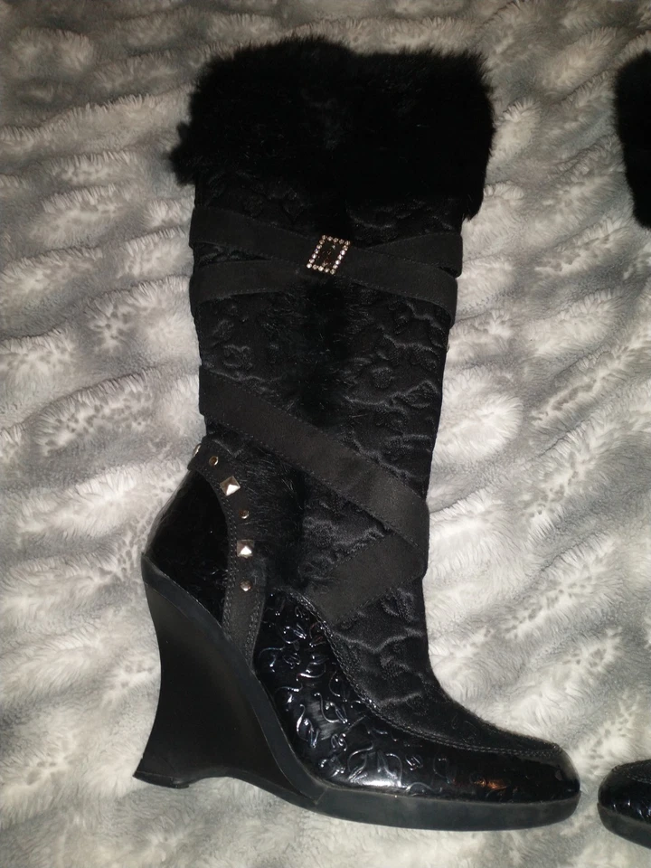 Botas acolchadas negras Baby Phat vintage con piel sintética y tacón de cuña talla 8,5B * RARAS* Foto 3 de 4