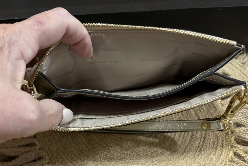 Muñequera grande iridiscente Michael Kors. 2 secciones interiores, tarjeteros Foto 3 de 4