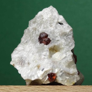 AG445-PYRALSPITE-TRANSLUCENT-REDDISH-GARNETS-CRYSTALS-ON-QUARTZITE