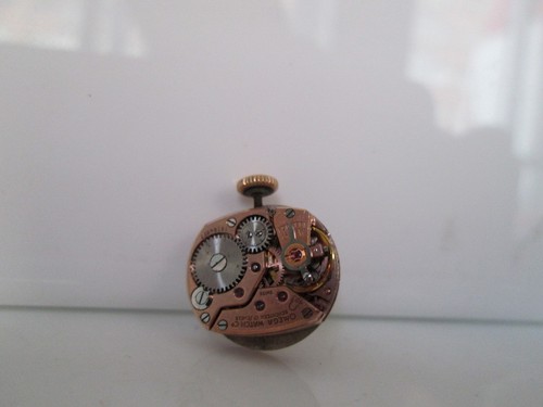 Máquina y esfera Omega. Cuerda manual. 17 gemas. Calibre 483. Dial dorado - Imagen 2 de 3
