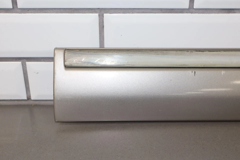 00-06 Chevy Suburban GMT800 Moldura puerta delantera izquierda (estaño metálico 11U) Foto 2 de 4