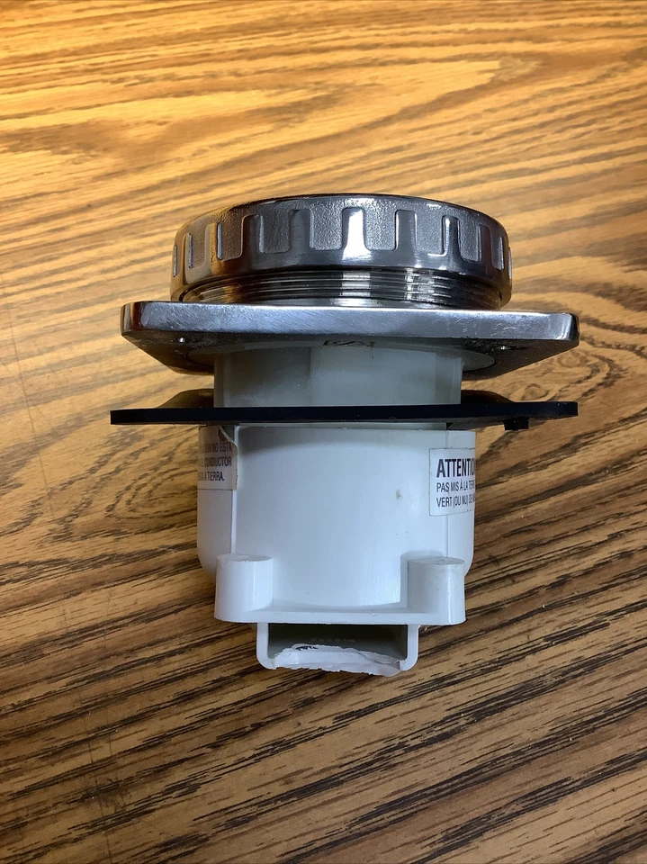 Receptáculo de entrada con brida de bloqueo giratorio Leviton 30A 125V 6372-CR Foto 4 de 4