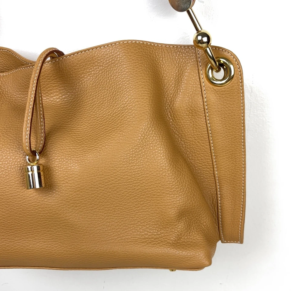 Bolso de mano de hombro Lederer marrón tostado de cuero granulado con tachuelas hecho en Italia Foto 3 de 4