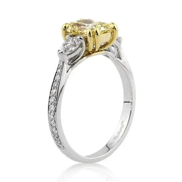 Anillo de compromiso de diamantes de corte radiante amarillo de 2 quilates enchapado en oro blanco de 14 quilates Foto 2 de 4