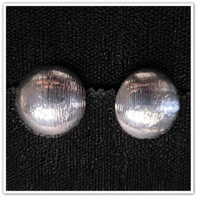 Boucles d’oreilles clips argenté rond dome bombées strié chic - Photo 1/4