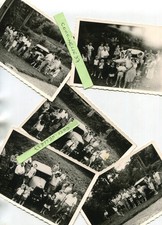 LOT de 5 PHotos d'un véhicule automobile ancien entourè d'un groupe de gens