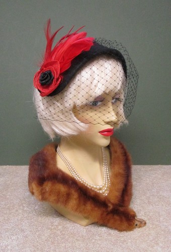 1940S LADIES BLACK BRIDGE HAT WITH RED FLOWERS & FEATHER DECORATION & FACE NET - Picture 2 of 6