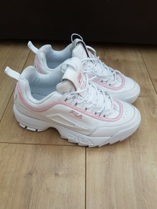 zapatillas fila blancas y rosas