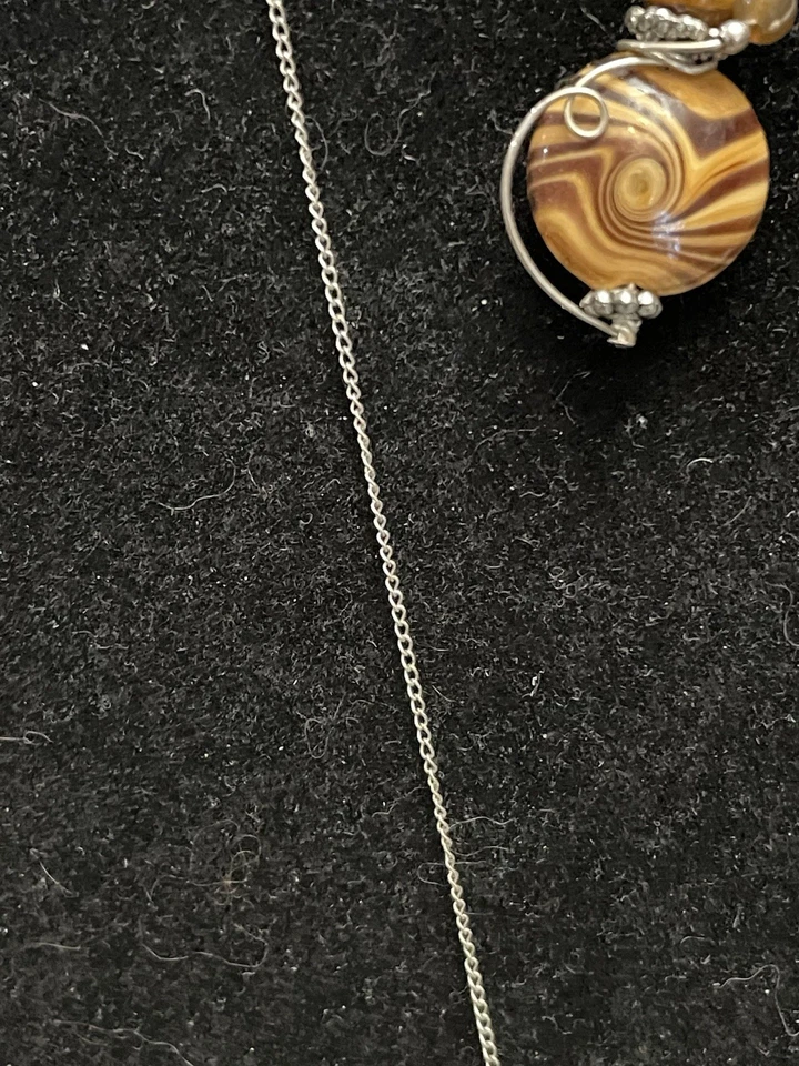 Conjunto de Brinco de Colar de Contas de Vidro Redemoinho Marrom Artesanal Tom Prata Boho Artesanal - Imagem 4 de 4