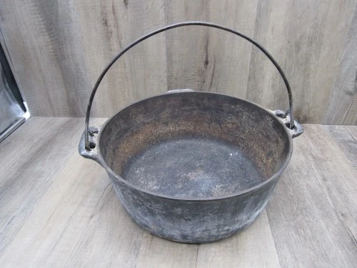 ANTIQUE GRISWOLD 834B NO 9 CAST IRON DUTCH OVEN - NEEDS RESTORE - SOLD AS FOUND