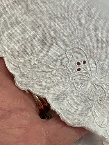 set of 6 white embroidered handkerchief. Butterfly in the corner. Scalloped edg - Picture 3 of 3