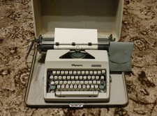 Olympia Typewriter SM9 De Luxe White 1966 Cleaning Kit+Case (Refurbished) thumbnail