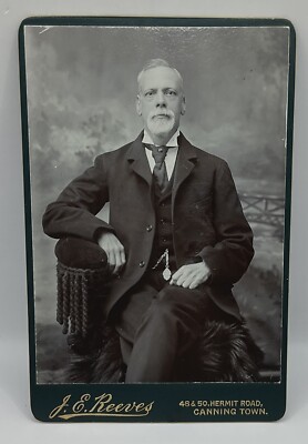 Kabinettkarte: Älterer Mann mit Spitzbart, im Anzug, Reeves, Canning Town.