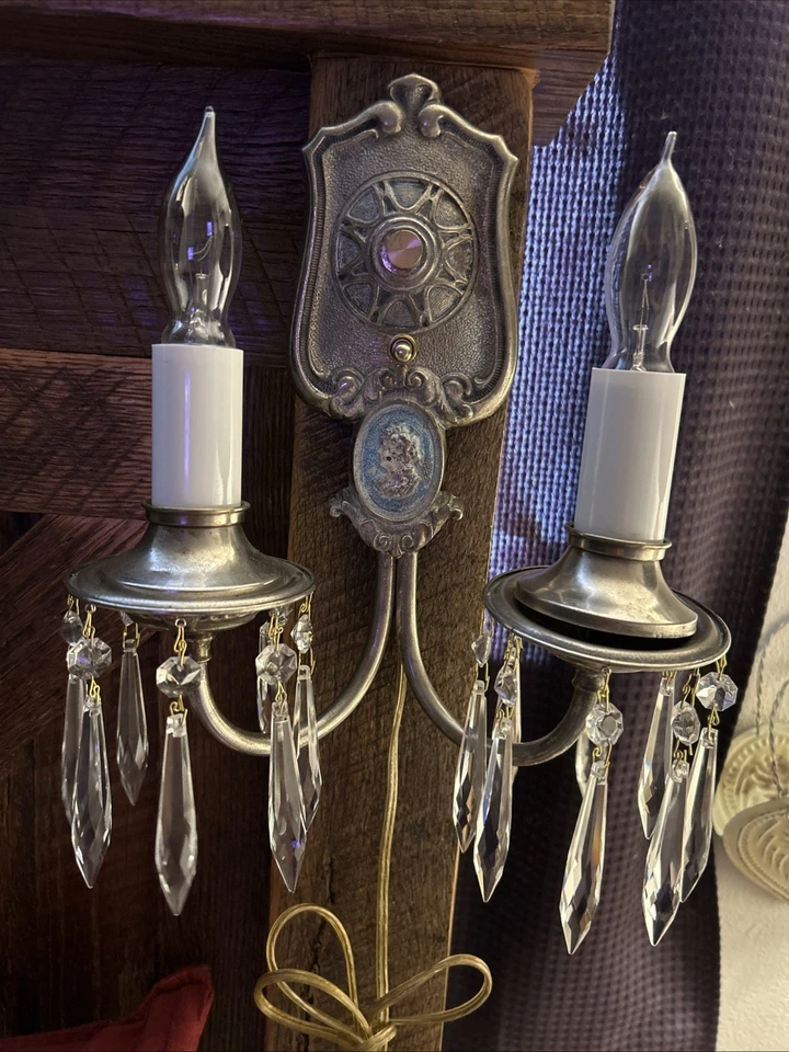 Aplique antiguo/vintage de metal/latón para montar en pared con 2 luces eléctrico Foto 2 de 4