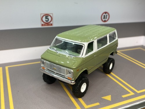 1971 Chevy Van Lifted 4x4 Truck 1/64 Diecast Custom M2 Machines Off-Road 4WD - Picture 9 of 14