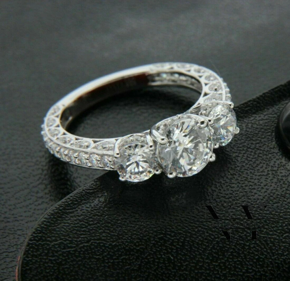Anillo de compromiso de boda moissanita de 3 quilates corte redondo de tres piedras oro blanco de 14 quilates Foto 4 de 4