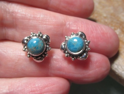 Pendientes de tachuelas turquesa de plata esterlina de 6 mm de cabina redonda. Bolsa de regalo. - Imagen 4 de 5
