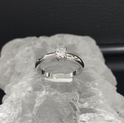 Wertvoller Ring in 950er Platin  besetzt mit 1 Brillant von ca. 0,42ct River -if