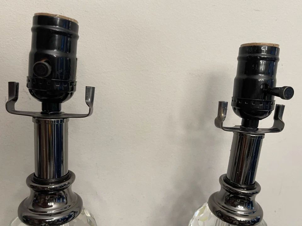 2 Lámpara de Mesa de Metal Vidrio Corte Cristal 20" Gris Oscuro Ornamentado Hollywood Regency ¡EXCELENTE ESTADO USADA! Foto 4 de 4