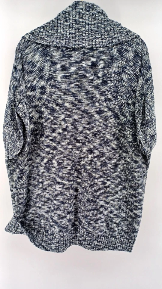 Suéter suéter cuello capucha para mujer DressBarn talla 1X Plus gris manga corta. Foto 2 de 4