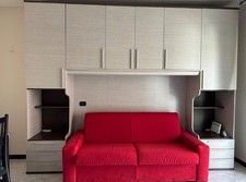 mobile a ponte di legno chiaro con comodini integrati 