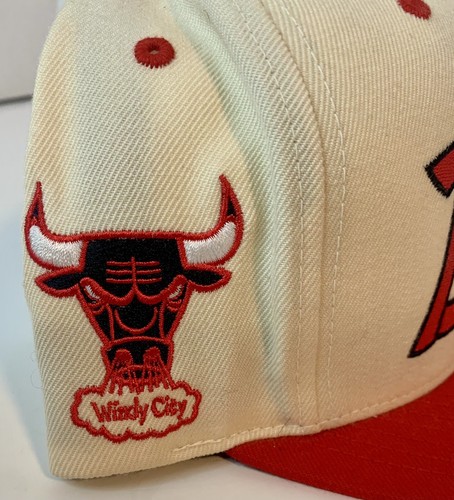 Chicago Bulls Hat Cap Snap Back White Script Mitchell & Ness NBA Basketball Mens - Picture 3 of 7