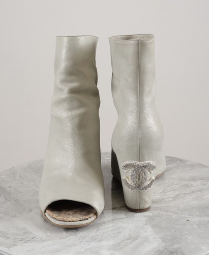 Chanel CC Logo Pearl Silver Metallic Leather Peep Toe Wedge Booties Size 38.5 - Picture 17 of 20