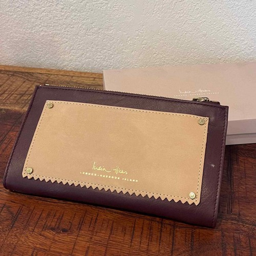 Billetera de cuero borgoña India Hicks Take Out con doble cremallera - Imagen 3 de 5