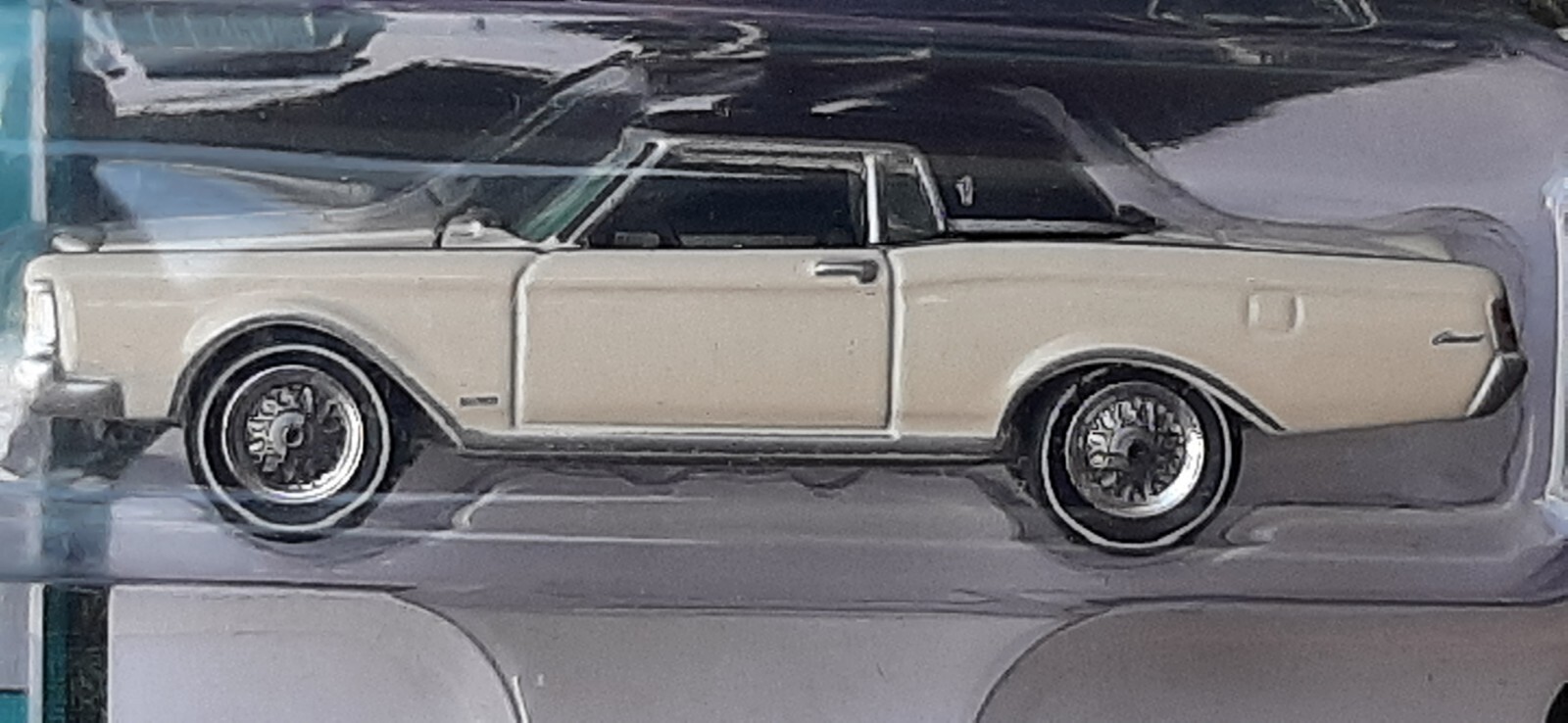 NOS 19 Johnny Lightning Classic Gold 69 Lincoln Continental Mark lll Wimbleton