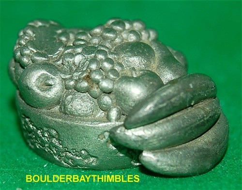 TCC PEWTER THIMBLE - CURIOSITY SET 1992 - Fruit Basket with Bananas - 2 parts - Picture 3 of 4