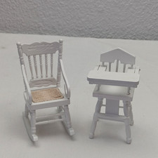 Mini silla alta y mecedora clásica de madera blanca para casa de muñecas 1:12