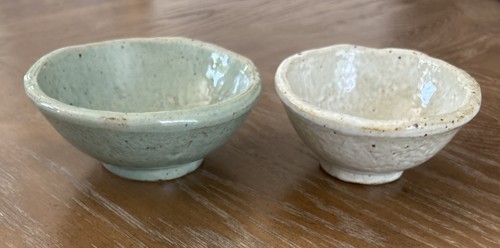 Set Of 2 Art Studio Pottery Bowls Speckled Glazed Celadon Green & Off White - Picture 5 of 12