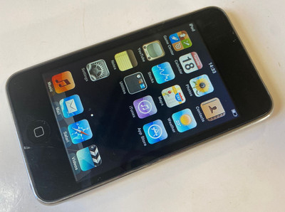 Apple iPod Touch 2. Generation A1288 32GB Schwarz IOS 4 - Riss - voll funktionsfähig