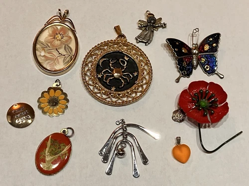 Lot/10 Vintage Estate Costume Jewelry Pedants, Charms & Brooches