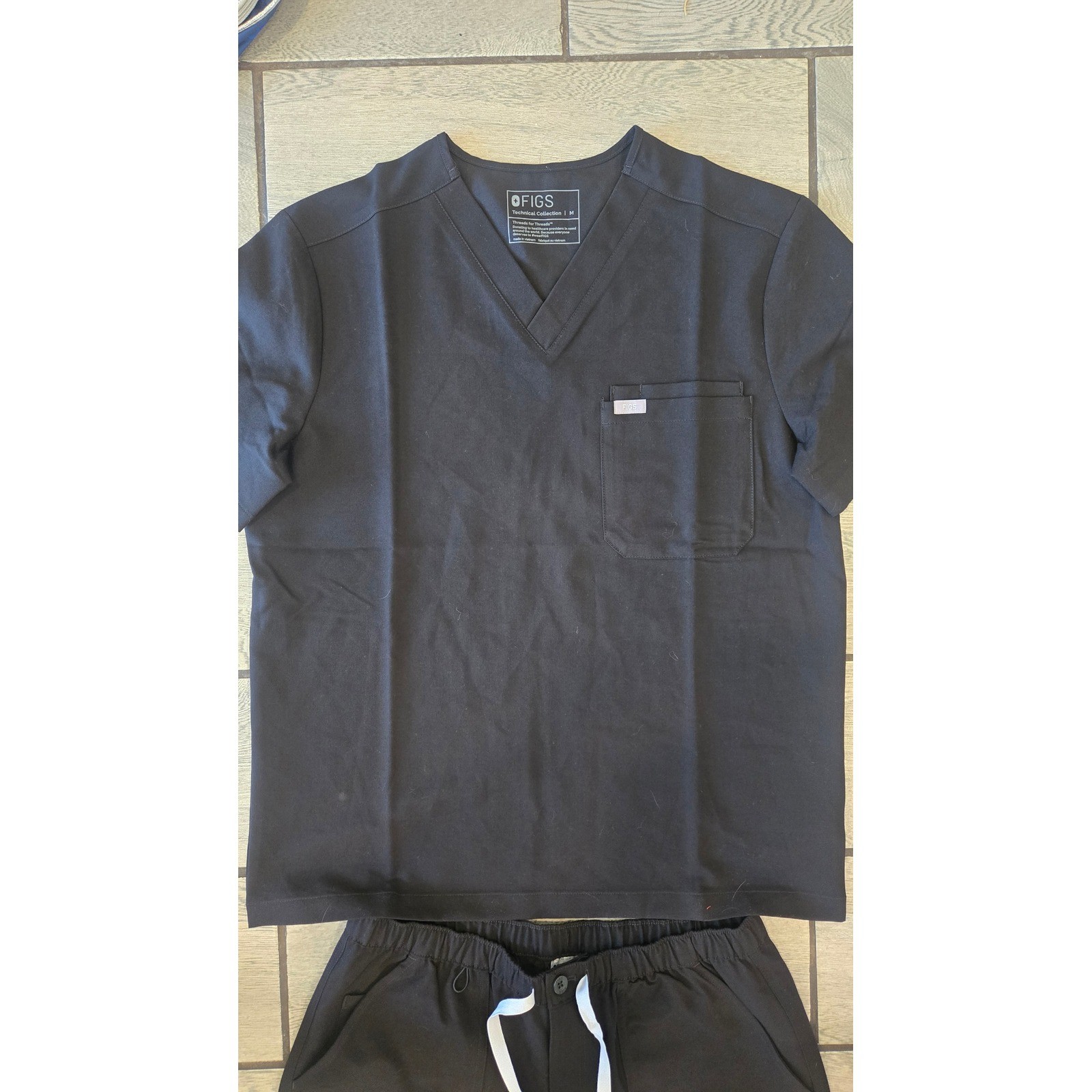 FIGS Technical Collection Mens Scrub Set Black V-Neck Top Cargo Pants Size M image 5