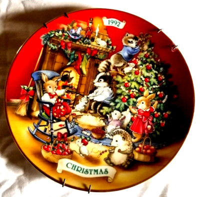 Sharing Christmas w Friends 1992 22K Gold Rim AVON VTG Decor Collectible Plate