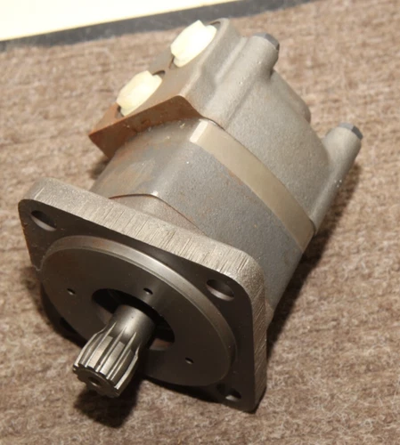OEM Eaton Char-lynn  106-1012-006 Hydraulic Motor - NOS