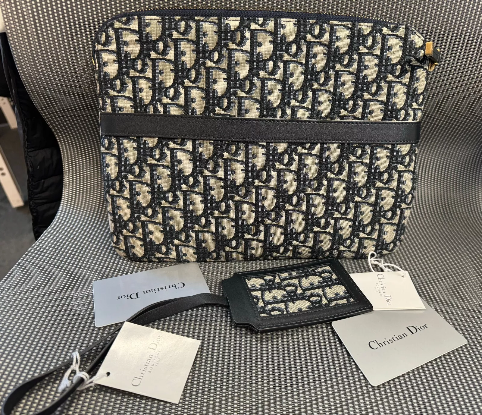 Authentique   NEUF AVEC ÉTIQUETTES Christian Dior Oblique Toile Pochette avec étiquette voyage.