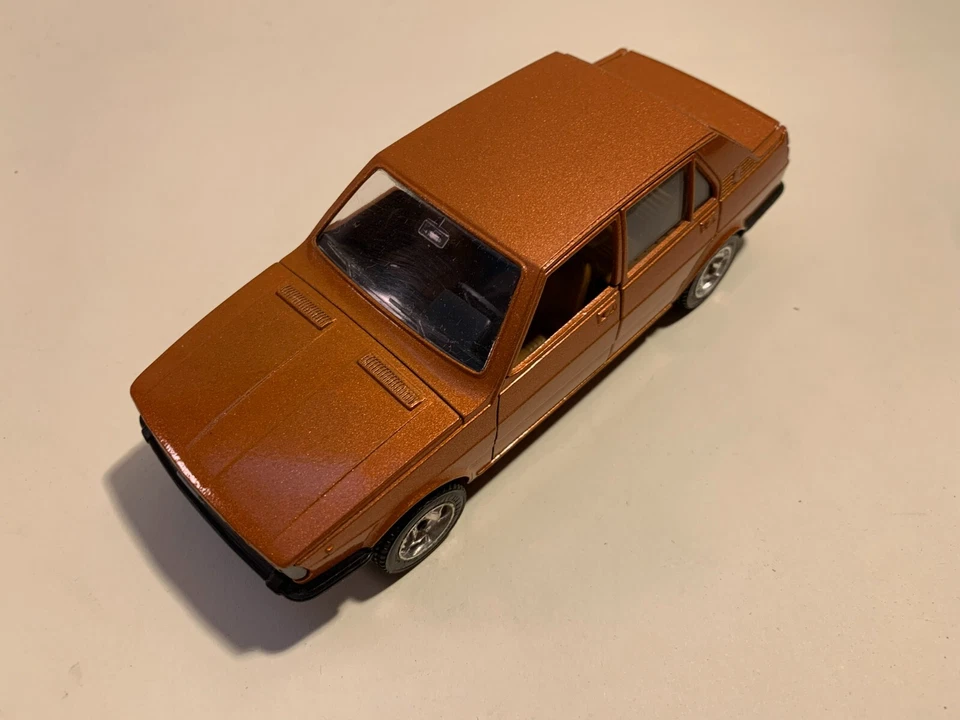 Mattel/HotWheels Alfa Romeo Giulietta , automodello 1:24 - 1:25, vintage (1364) - Immagine 3 di 4